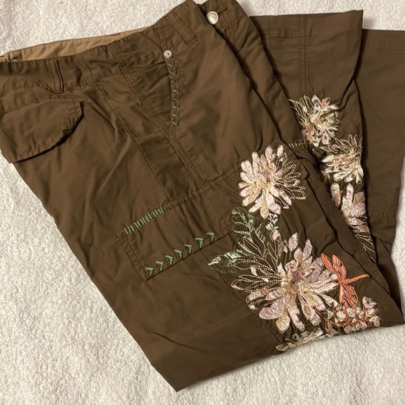 gadzooks Pants - NWOT women’s brown embellished w floral design pants. Brand Gadzooks. Size S.
